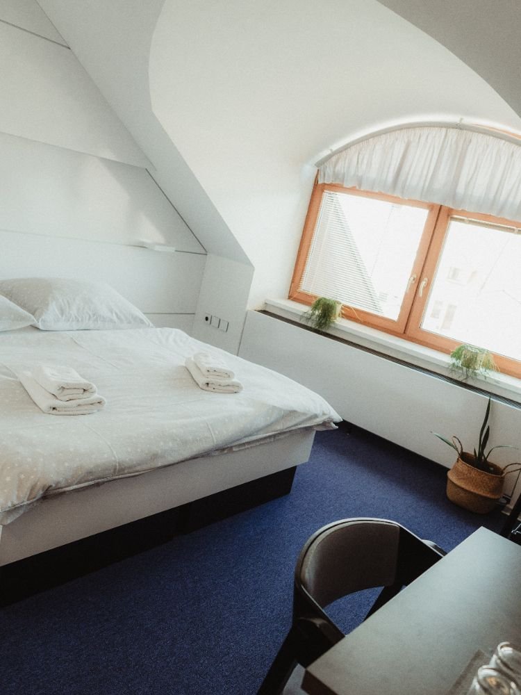 hotel racek ostrožská nová ves dvouluzkovy pokoj s oknem